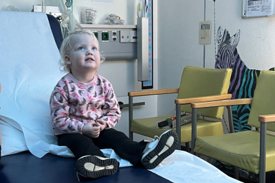 Een patiëntje kijkt naar een filmpje op het plafond