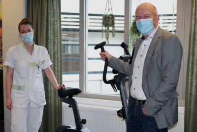 Overhandiging door Stichting Vrienden van het SKB aan een verpleegkundige van D1