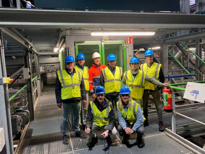 Collega's tijdens de rondleiding in de grootste en modernste plasticsorteerfabriek van Europa