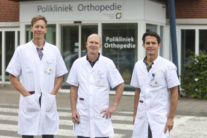 Foto met v.l.n.r. orthopeden Thijs Nijenhuis, Robert Berg en Bastiaan Ginsel