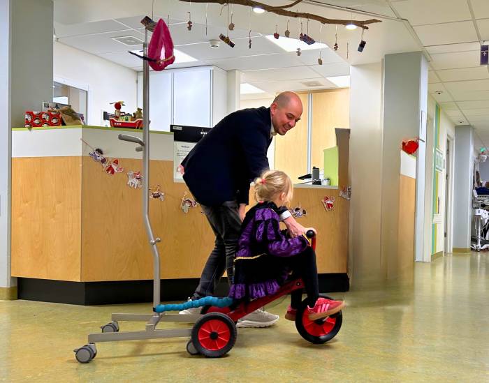 De infuusfiets werd direct door een jonge patiënt uitgeprobeerd