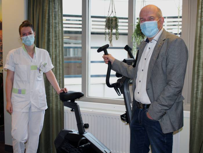 Wim Aalderink (rechts), voorzitter Stichting Vrienden van het SKB, overhandigt de MOTOmed en Nintendo Switch aan Malou Heming, verpleegkundige Verpleegafdeling D1