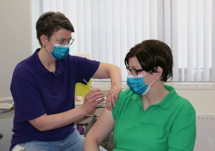 Medewerker van SKB vaccineert één van de 100 zorgmedewerkers van zelfstandige behandelcentra