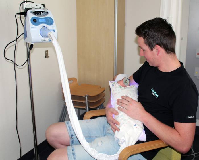 Tijdens de fototherapie met de BiliCocoon kan het kindje gewoon worden opgetild, geknuffeld en gevoed.
