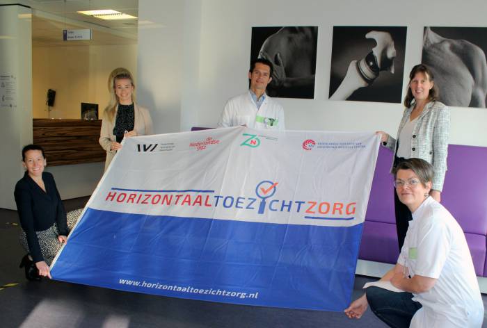 Op de foto v.l.n.r.: Natasja Idema (zorgcontroller), Nienke Berentsen (secretariaat Interne Geneeskunde), Bas Ginsel (orthopedisch chirurg), Inge de Wit (bestuurder), Anoek Forkink (verpleegkundig specialist neurologie)