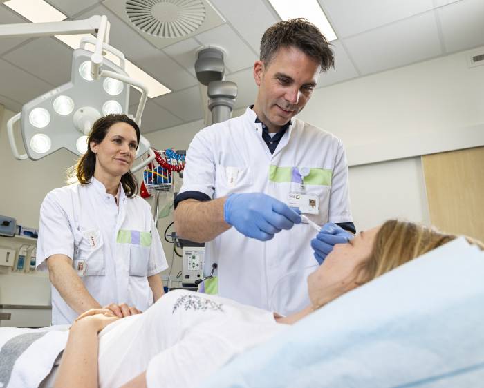 Gynaecoloog Lotte van Dijk en Physician assistant anesthesie Normen Hemmink