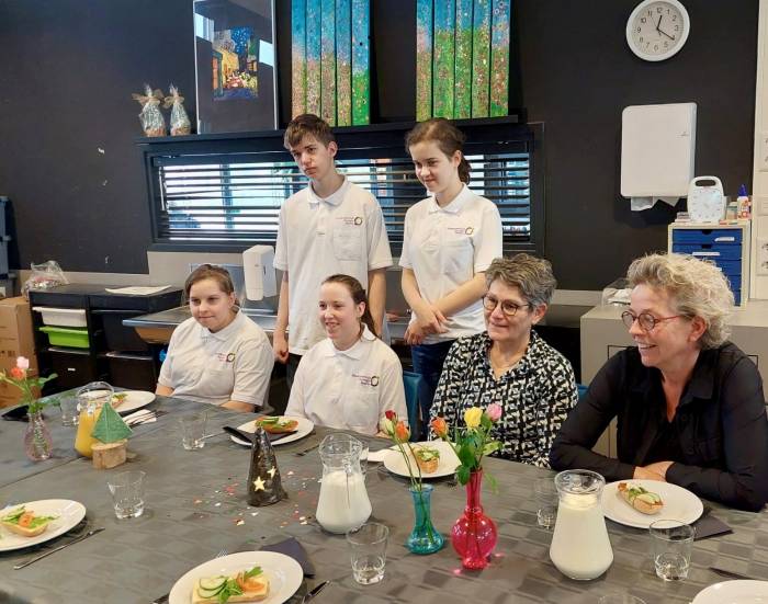 Leerlingen Bariet met collega Francis van SKB. 