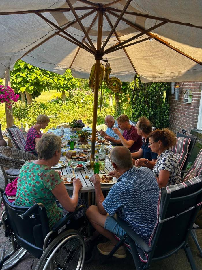 Marian dineerde voor haar 60e verjaardag met haar dierbaren in de tuin
