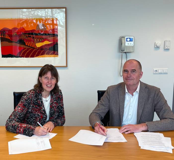 ondertekening-contract-labpon-inge-de-wit-en-rycolt-hamoen.jpg
