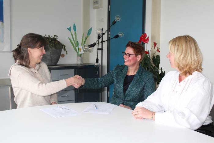 ondertekening-contract-nierkliniek-elyse.jpg
