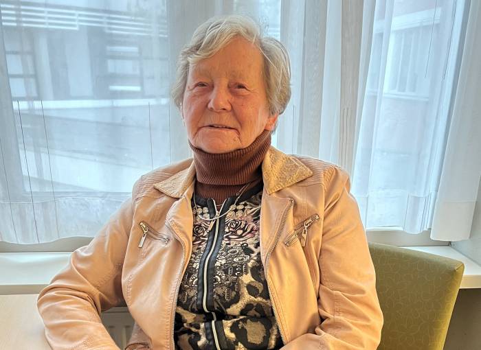 Mevrouw ten Broeke gaat bij haar man op bezoek