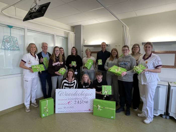 Leerlingen Pronova overhandigen waardecheque