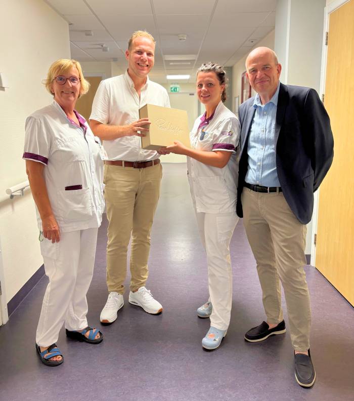 Overhandiging Parelkoffers. V.l.n.r. obstetrieverpleegkundige Elly Schutte, directeur Rouwkost Bjorn Visser, regie- en obstetrieverpleegkundige Lotte Kroeze en voorzitter Stichting Vrienden van het SKB Wim Aalderink