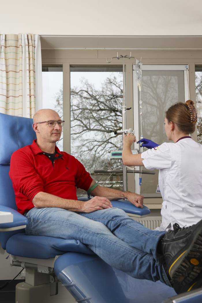 Bas krijgt op de DIG een infuus waar hij veel lotgenoten ziet en spreekt.