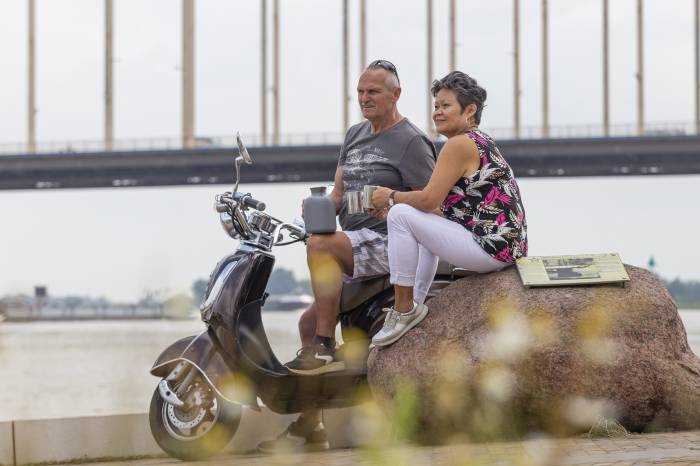 Hennie en Cora met hun scootertje