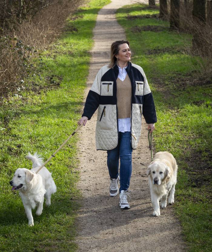 Sanne aan het wandelen met haar honden