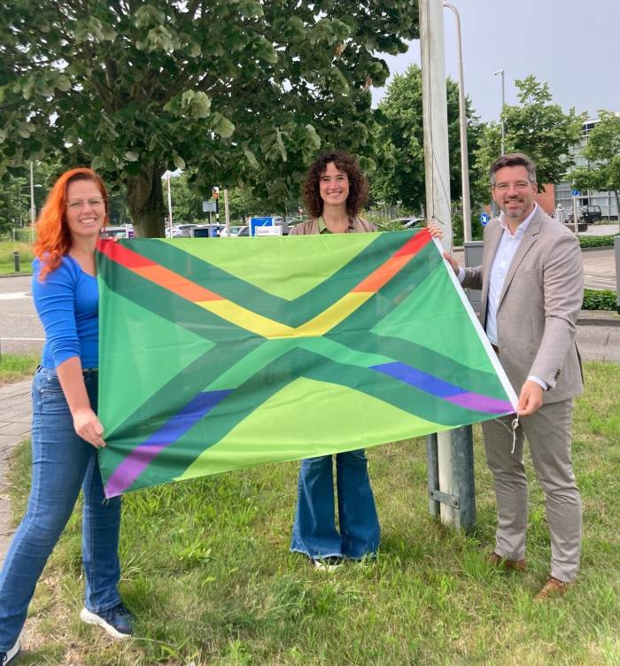 Esther Klein Zeggelink, Barbara Kreis en Edwin Maalderink houden de Achterhoek Pride-vlag vast