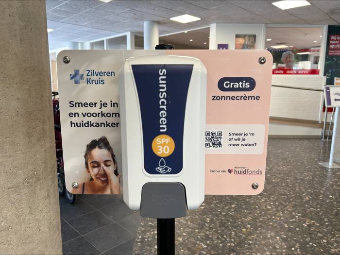 De zonnebrandcrèmedispenser bij de hoofdingang