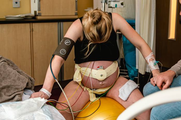 Stephanie liet haar bevalling vastleggen door Rayke Geboortefotografie. 