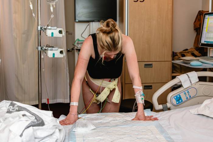 Stephanie liet haar bevalling vastleggen door Rayke Geboortefotografie. 