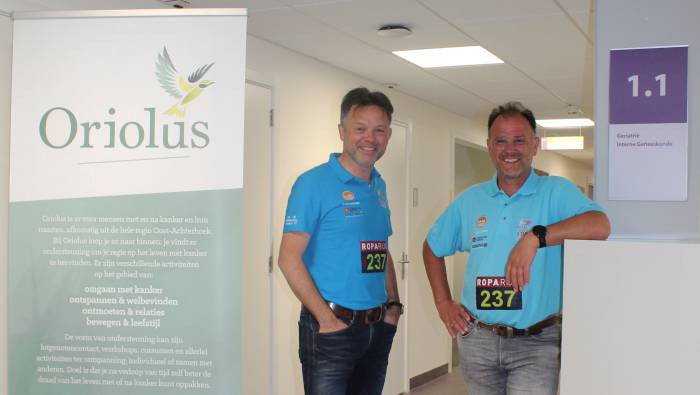 Marco König en Ruud Storck van team 100% Running Winterswijk op de poli Interne Geneeskunde, waar zij straks tijdens de Roparun doorheen zullen lopen richting Oriolus om daarna hun route te vervolgen verder Winterswijk in.