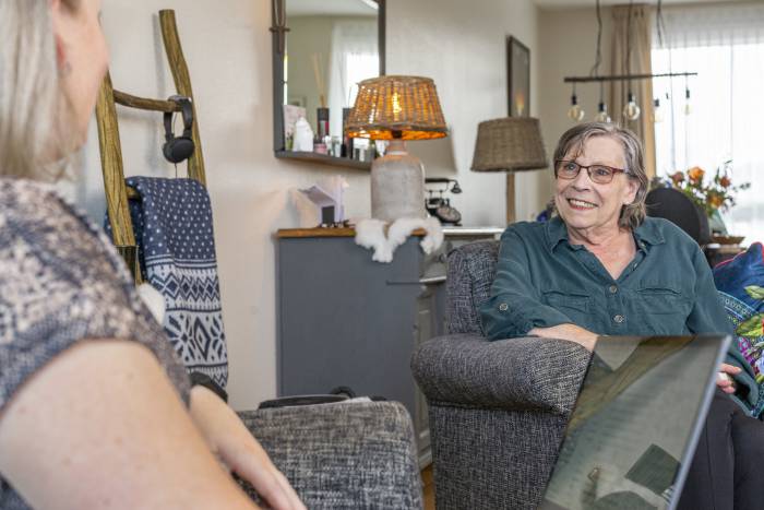 Marleid Frenken in gesprek met longverpleegkundige Marloes te Loeke van Sensire