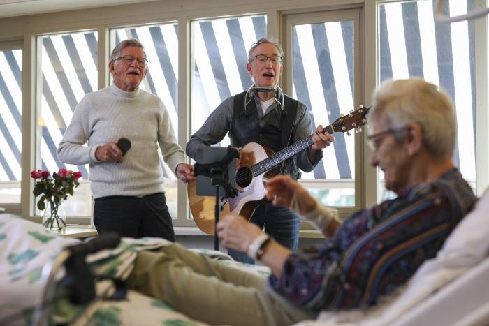 Henny Oesterholt en Theo Brinke vormen samen Zangduo Henny en Theo.