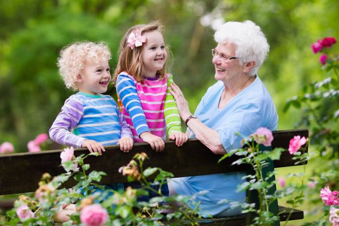 Oma met kleinkinderen