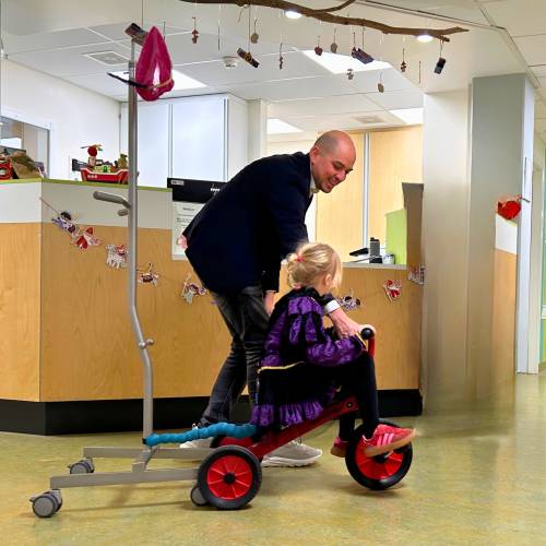 Van, voor en door de Achterhoek: Kind- en Jongerenafdeling SKB ontvangt infuusfiets
