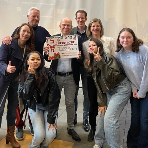 Leerlingen Gerrit Komrij College schenken €7.388,98 aan Stichting Vrienden van het SKB 