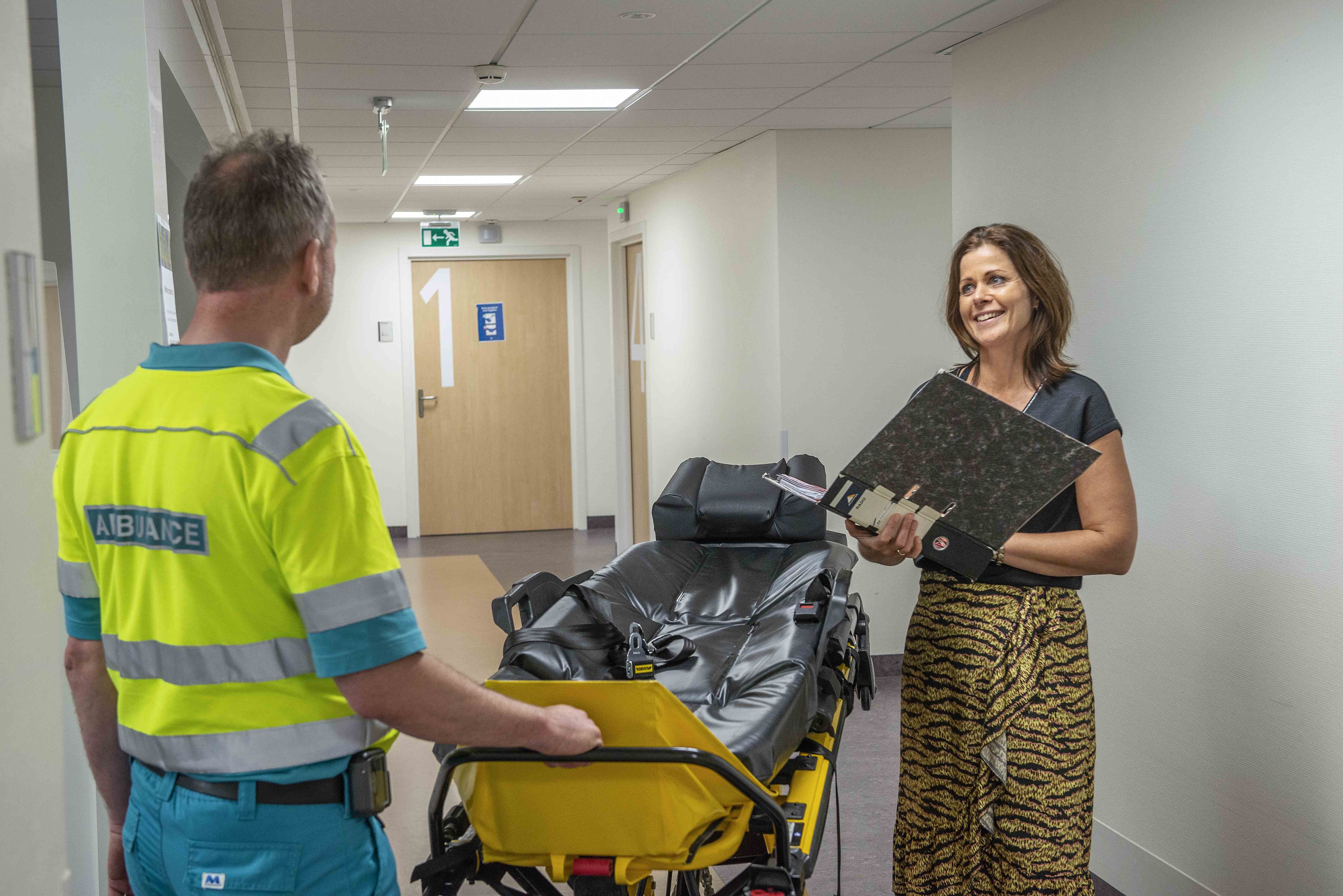 Martine Piek (BIG 39050489930) in gesprek met een ambulancemedewerkers